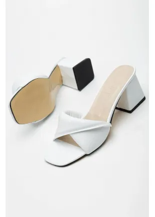 Kadın Yazlık Yumuşak Puflu Terlik Beyaz Kadın Yazlık Yumuşak Puflu Terlik Beyaz