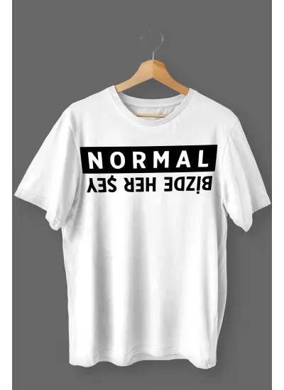 Normal Bizde Her Şey Baskılı Pamuklu Likralı T-shirt (Siyah Yazılı Beyaz) S Beden