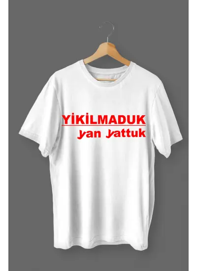 Yıkılmaduk Yan Yattuk Baskılı Pamuklu Likralı T-shirt (Kırmızı Yazılı Beyaz) L Beden