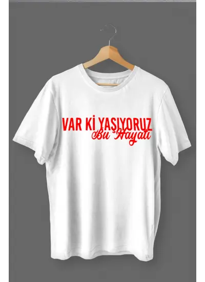 Var Ki Yaşıyoruz Baskılı Pamuklu Likralı T-shirt (Kırmızı Yazılı Beyaz) L Beden